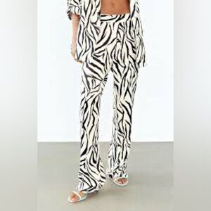 Zara Black and White Zebra Print wide leg Pants Sz L